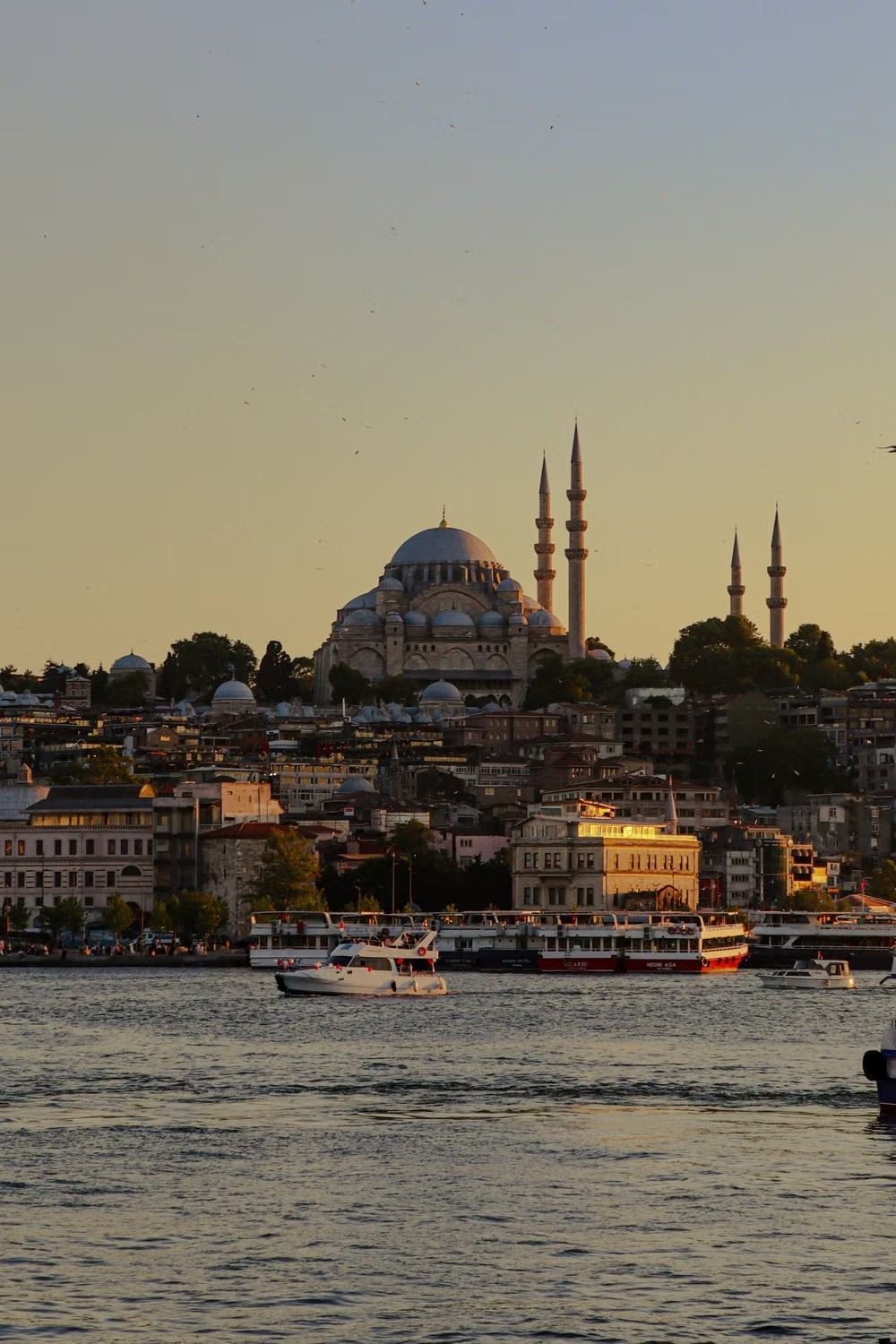 Süleymaniye Camii ve Haliç kıyısından tarihi çevre görünümü — fotoğraf: rana aldemir / Pexels